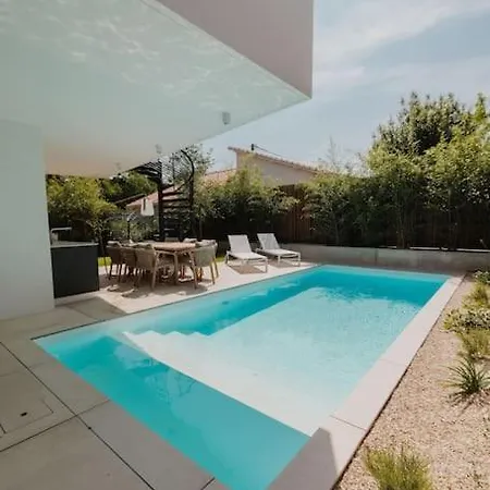 Cordouan Avec Piscine En Bord De